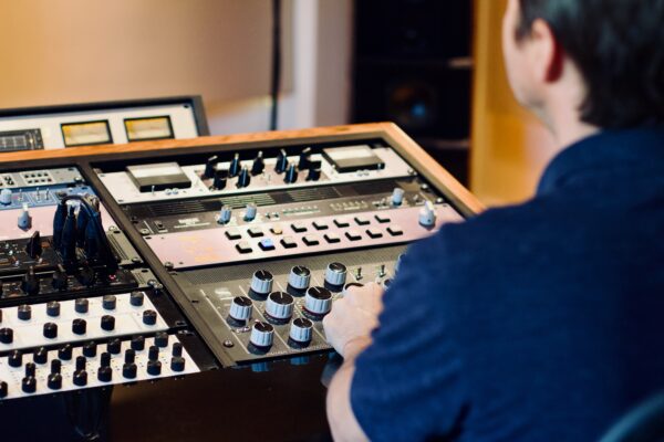 Mastering Engineer provides Audio Mastering Services